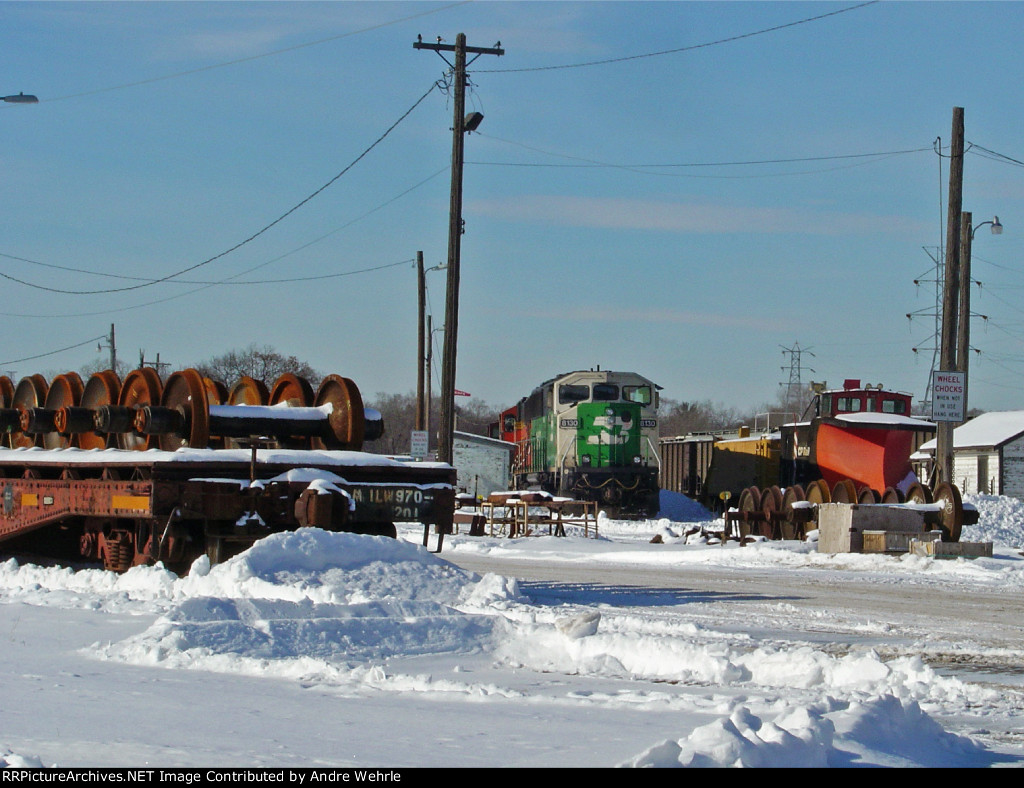 BNSF 8130 still in BN green